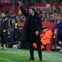 Atletico Madrid's Argentinian coach Diego Simeone reacts during the Spanish league football match between Sevilla FC and Club Atletico de Madrid at the Ramon Sanchez Pizjuan stadium in Seville on February 11, 2024. (Photo by CRISTINA QUICLER / AFP)