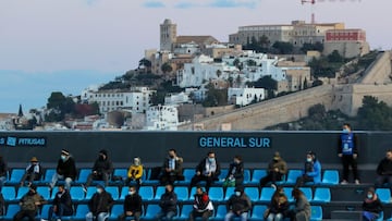 Los aficionados de la UD Ibiza ven un partido en las gradas del Estadio de Can Misses.