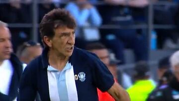 La reacción de Costas y Quinteros al gol errado de Galdames: ¡el DT de Racing se puso a correr!