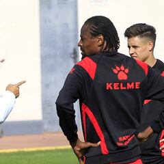 Abdoulaye parte con ventaja para sustituir a Velázquez y Amaya