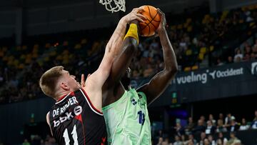 BILBAO, 30/05/2025.- El ala pivot belga de Surne Bilbao, Thijs de Ridder (i), pelea un rebote ante el pivot francés del FC Barcelona, Youssoupha Fall, durante el encuentro de la Liga Endesa que disputan hoy viernes en el Bilbao Arena. EFE / Miguel Toña.