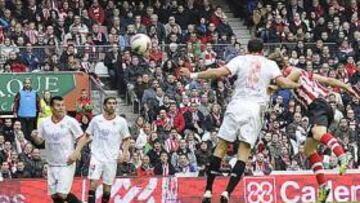 <b>TESTARAZO. </b>El 1-0 llegó tras una gran jugada del mejor del partido, Susaeta, cuyo centro desde la derecha lo cabeceó Llorente a la red.