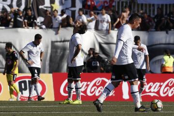 Los jugadores de Colo Colo, se lamentan tras el gol de San Luis durante el partido de primera division disputado en el estadio Bicentenario Lucio Farina de Quillota, Chile.