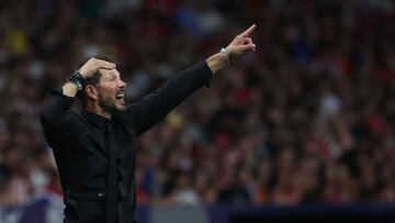 Atletico Madrid's Argentine coach Diego Simeone gestures to players during the Spanish league football match between Club Atletico de Madrid and Girona FC at the Metropolitano stadium in Madrid on August 25, 2024. (Photo by Pierre-Philippe MARCOU / AFP)