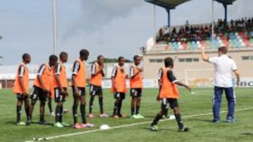 Los niños de Malabo tienen donde jugar en la Academia Canosport, la primera dedicada exclusivamente al fútbol en toda Guinea Ecuatorial.