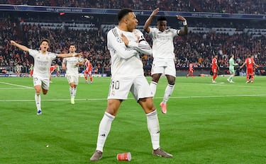 2-3. Kylian Mbappé celebra el tercer tanto.