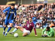 Soccer Football - Premier League - Burnley v AFC Bournemouth - Turf Moor, Burnley, Britain - March 14, 2026 AFC Bournemouth's Evanilson in action with Burnley's Maxime Esteve and Martin Dubravka REUTERS/Peter Powell EDITORIAL USE ONLY. NO USE WITH UNAUTHORIZED AUDIO, VIDEO, DATA, FIXTURE LISTS, CLUB/LEAGUE LOGOS OR 'LIVE' SERVICES. ONLINE IN-MATCH USE LIMITED TO 120 IMAGES, NO VIDEO EMULATION. NO USE IN BETTING, GAMES OR SINGLE CLUB/LEAGUE/PLAYER PUBLICATIONS. PLEASE CONTACT YOUR ACCOUNT REPRESENTATIVE FOR FURTHER DETAILS..