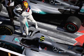 Lewis Hamilton celebra la victoria con Valtteri Bottas que quedó segundo. 
