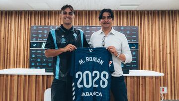 Miguel Román posa junto a Marco Garcés tras la renovación del centrocampista.
