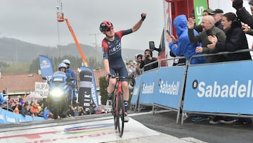 El ciclista espa&ntilde;ol Carlos Rodr&iacute;guez celebra su victoria en la cuarta etapa de la Itzulia, la Vuelta al Pa&iacute;s Vasco 2022, en Mallabia.