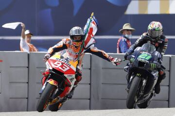 Marc Márquez celebra la victoria en MotoGP.