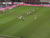 El inusual efecto que tomó esta pelota en un tiro libre de 35 metros