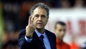 El entrenador del Levante Joaquín Caparrós durante el partido ante el Valencia
