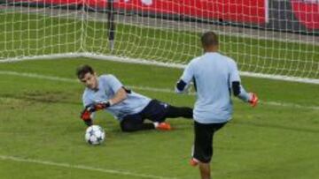 Iker Casillas, durante el entrenamiento del Oporto en el estadio Sammy Ofer de Haifa.