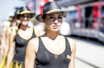 Las chicas del paddock antes del inicio de la carrera.
