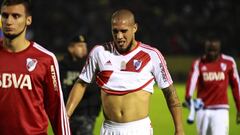 El jugador de River Plate Jonatan Maidana se lamenta de la derrota de su equipo.