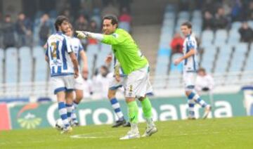 El 14 de febrero del 2010, Claudio Bravo anotó el único gol de su carrera profesional. Un tiro libre del chileno le dio el triunfo a la Real Sociedad sobre el Gimnastic de Anoeta.