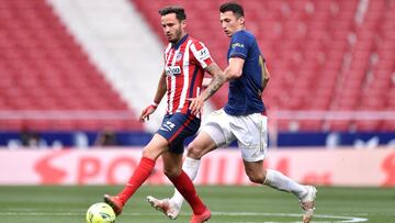 Budimir disputa un balón