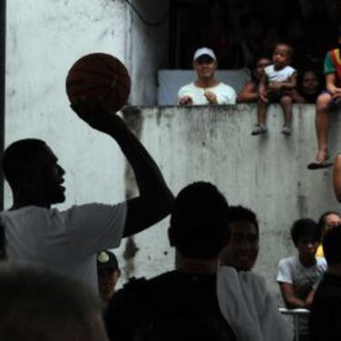 Locura por ver a LeBron James en una escuela de Manila
