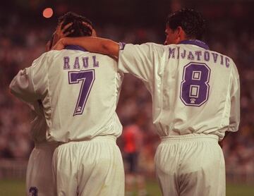 Ra&uacute;l y Mijatovic celebran uno de los tantos del primero al Barcelona en la Supercopa de 1997.