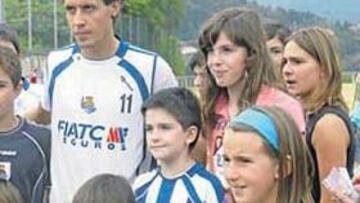 <b>BAÑO DE MASAS. </b>Aranburu posa rodeado de jóvenes aficionados de la Real.