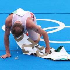 La agonía de Blummenfelt tras ganar en el triatlón: vómito, en silla de ruedas...