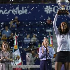 Leylah Fernández salva cinco bolas de partido y gana el título en Monterrey