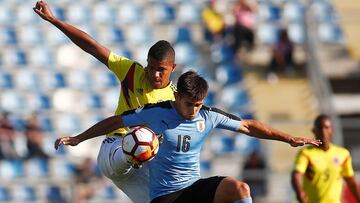 Nicolás Acevedo (d) de Uruguay disputa el balón con Jaime Andrés Alvarado (i) de Colombia durante un partido del campeonato Sudamericano sub'20 disputado este domingo en el estadio El Teniente en Rancagua (Chile).