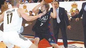 <b>¡A ESE! </b>Macijauskas recibió atención especial de los defensores madridistas, en este caso Gelabale y Hervelle.