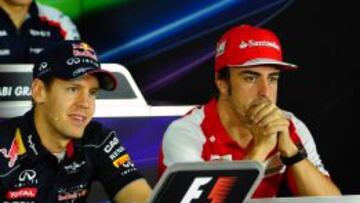 Alonso, junto a Vettel en la rueda de prensa de Abu Dhabi. 