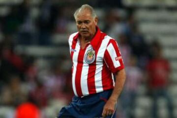 El mexicano, con la edad de 71 años y 3 meses, se convirtió en el jugador más viejo en jugar en Primera División. Lo hizo en el Clausura mexicano del año 2008, defendiendo a Chivas de Guadalajara. A modo de homenaje por su destacada carrera, Reyes jugó solo 50 segundos. Falleció en 2012.