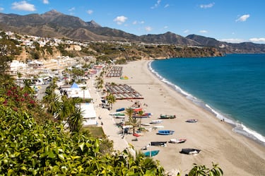 Considerada como una de las mejores playas del municipio malagueño, la playa de Burriana destaca por sus aguas cristalinas y su arena fina y dorada. La variada oferta de servicios y las buenas instalaciones con las que cuenta, convierten a este lugar en un reclamo tanto para los habitantes de la región como para los turistas. Desde 2018 posee la Q de Calidad Turística y, además, año tras año es galardonada con la bandera azul.