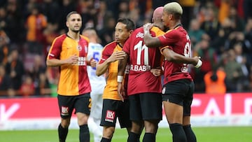 Los jugadores del Galatasaray celebran el gol de Babel al Rizespor.