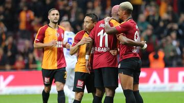 Los jugadores del Galatasaray celebran el gol de Babel al Rizespor.