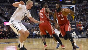 James Harden se lanza contra Mason Plumlee durante el Denver Nuggets-Houston Rockets.