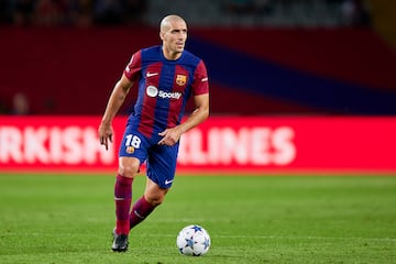 Canterano del club culé, se marchó al Chelsea donde consiguió ser campeón de Europa en 2012. Tras una gran campaña en el Girona, en verano de 2023 firmó por el Barça, pero Oriol Romeu no tuvo el éxito que buscaba y se marchó el pasado verano de vuelta al Girona.