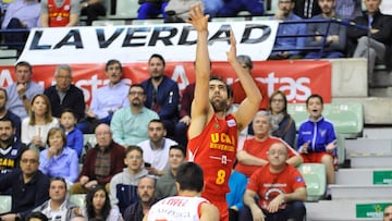 Vitor Benite lanza durante el partido entre el UCAM Murcia y San Pablo Burgos.