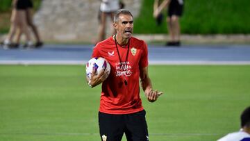 AL01 ALMERÍA 09/10/2023. El nuevo entrenador de la U.D. Almería Gaizka Garitano dirige su primer entrenamiento como rojiblanco esta tarde en el estadio anexo del Power Horse Stadium de Almería. EFE / Carlos Barba