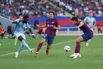 Bamba y Marcos Alonso durante una jugada del partido.