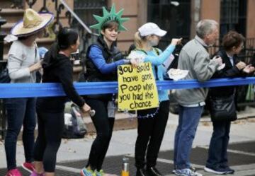 A spectator offers less-than-encouraging words during the New York Cirty Marathon in New York November 1, 2015.  REUTERS/Carlo Allegri 