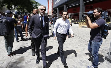 Jos Mara del Nido Carrasco en la capilla ardiente de Jos Antonio Reyes en el estadio Snchez Pizjun.