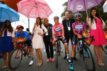 Bob Jungels con la maglia rosa, junto a Fernando Gaviria y Jan Polanc.