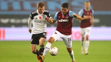 LONDON, ENGLAND - NOVEMBER 07: Harrison Reed of Fulham battles for possession with Pablo Fornals of West Ham United during the Premier League match between West Ham United and Fulham at London Stadium on November 07, 2020 in London, England. Sporting stad