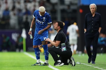 El brasileño, que siente molestias en la parte de atrás de su rodilla derecha, pide el cambio y sale del campo por su propio pie. Su equipo, el Al Hilal, gana 3-0 al Esteghlal iraní en la cuarta jornada del Champions AFC.