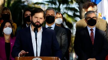 Santiago, 2 de Mayo 2022.
El Presidente de la Republica, Gabriel Boric Font, junto a los ministros de Hacienda, Mario Marcel y de Energia, Claudio Huepe, presentan el proyecto de Ley del Fondo de Estabilización de los precios del Petroleo y de un paquete de medidas energéticas para ayudar a las familias durante el invierno, con las cuentas de parafina, electricidad y gas licuado. Esto, en el marco de Chile Apoya, Plan de Invierno en Energía.
Lugar: Centro Cultural Casona Dubois. Calle Ayuntamiento #1650, Quinta Normal.
Contacto de Prensa: Beatriz Vallejos +56 9 7754 2170"
Javier Salvo/Aton Chile.