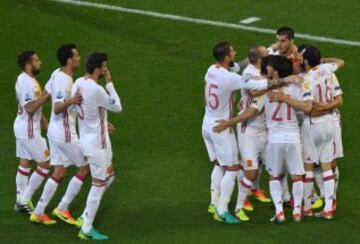 Los jugadores celebran el 0-1 de Morata.