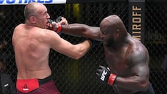 Derrick Lewis golpea a Aleksei Oleinik en su combate del UFC Las Vegas 6.