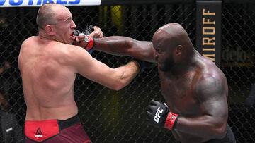 Derrick Lewis golpea a Aleksei Oleinik en su combate del UFC Las Vegas 6.