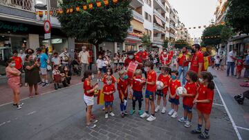 Manolo el del Bombo, rodeado de niños en la calle Asunción.