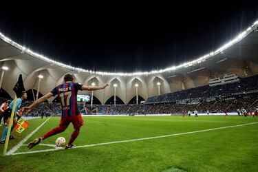 Panorámica del King Fahd Stadium. En la imagen, Marcos Alonso se dispone a lanzar un saque de esquina.